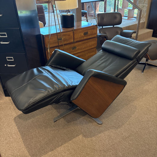 Svago Swivel Zero Gravity Recliner in Black Leather U ACCENT CHAIRS