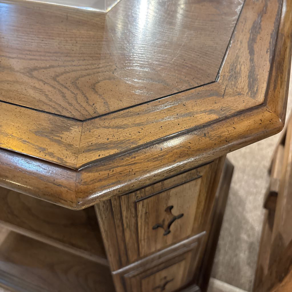 Oak Beveled Edge Side Table w/Shelf