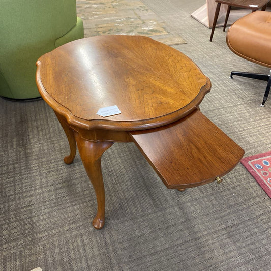 Oval Queen Anne Style Side Table w/Pull Out