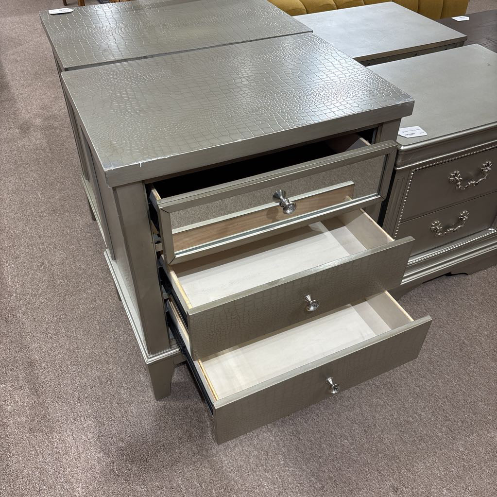 Glam Gator Texture 3 Drawer Nightstand