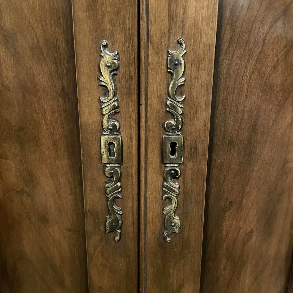 Traditional Style 2 Door Curved Front Entry Cabinet C CABINETS