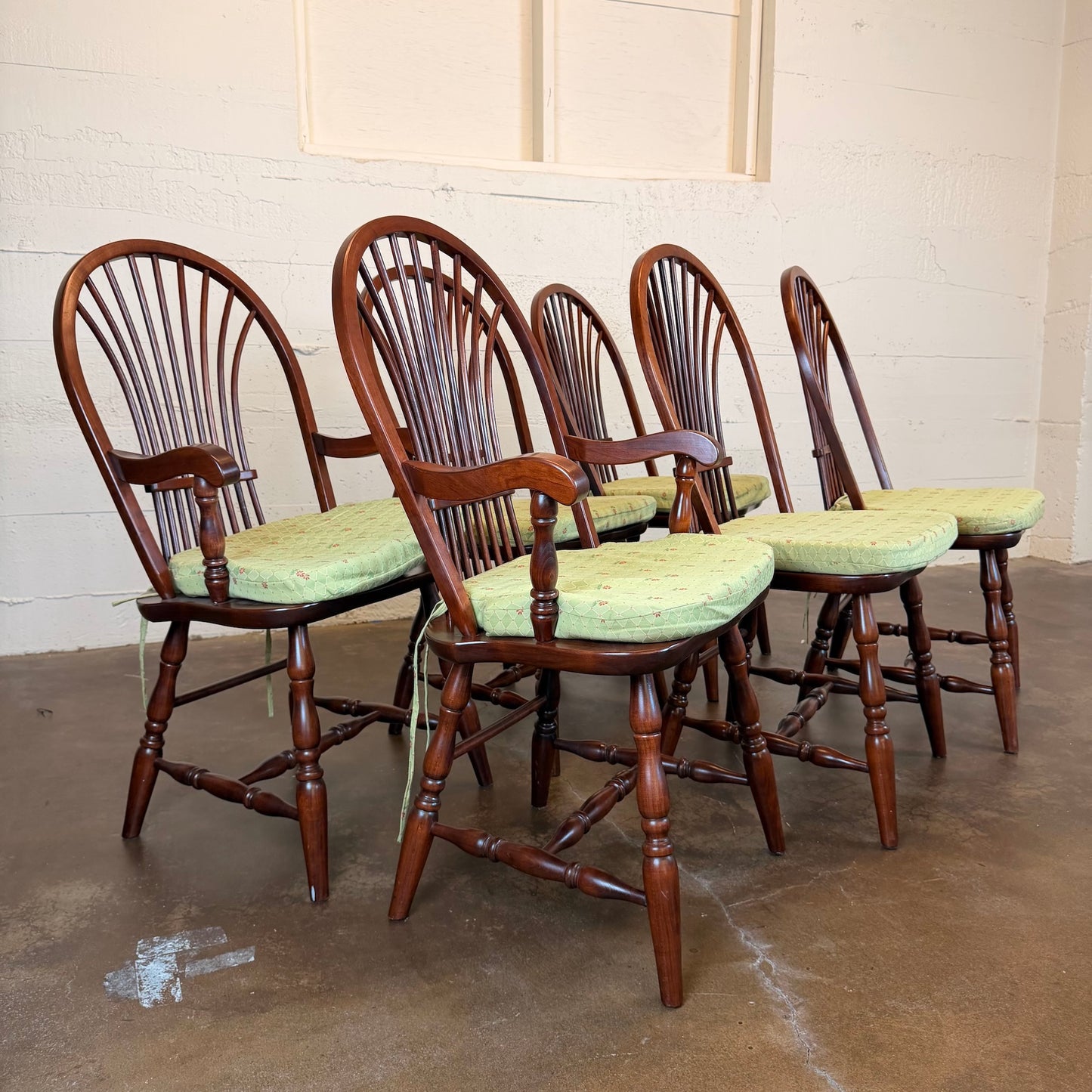Maple Round Dining Table w/ Leaves and Set of 6 Chairs C DINING TABLES