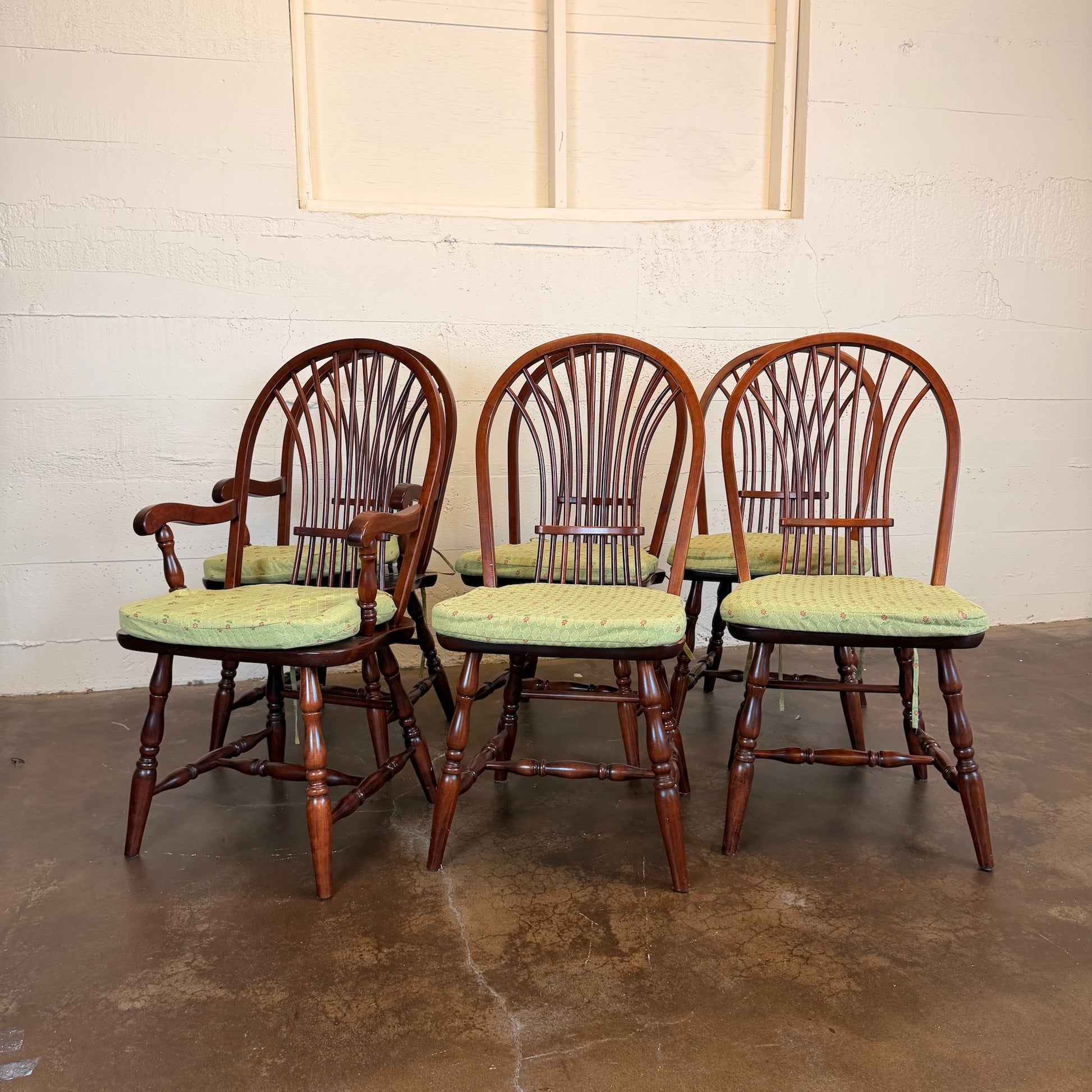 Maple Round Dining Table w/ Leaves and Set of 6 Chairs C DINING TABLES