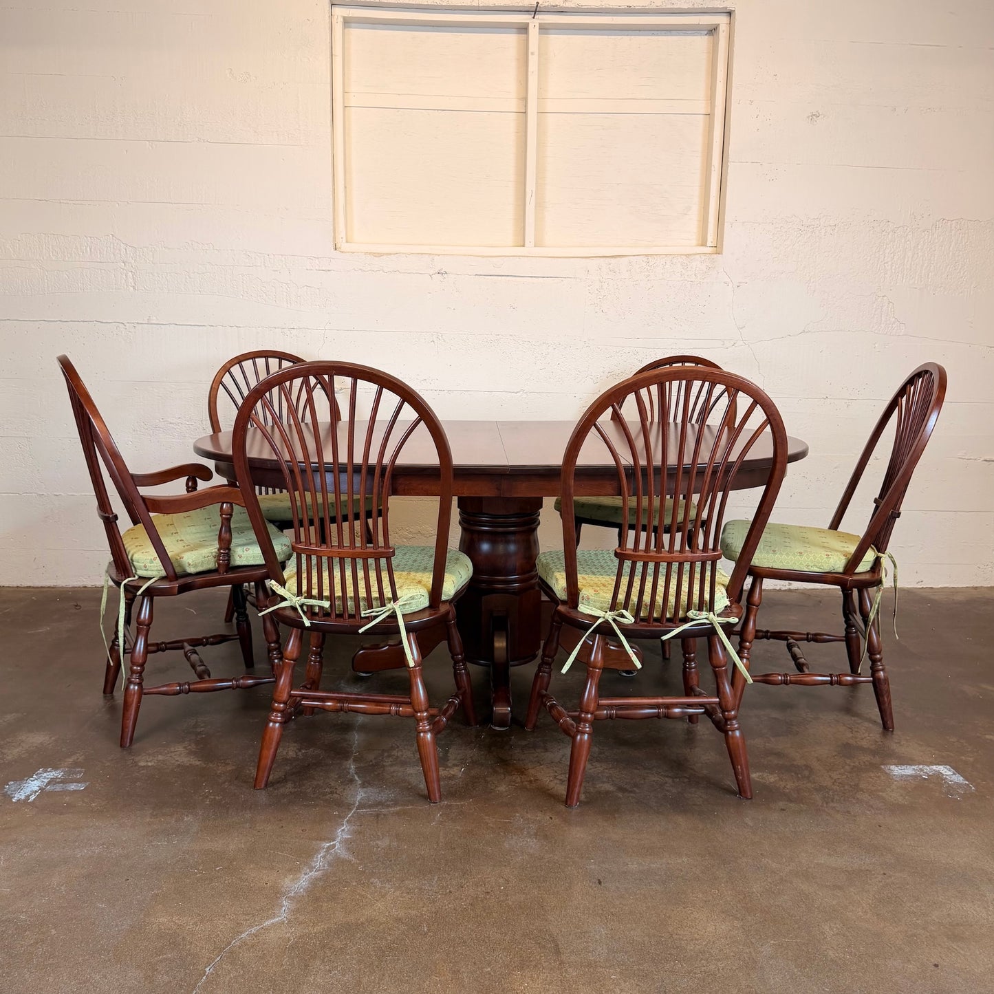 Maple Round Dining Table w/ Leaves and Set of 6 Chairs C DINING TABLES