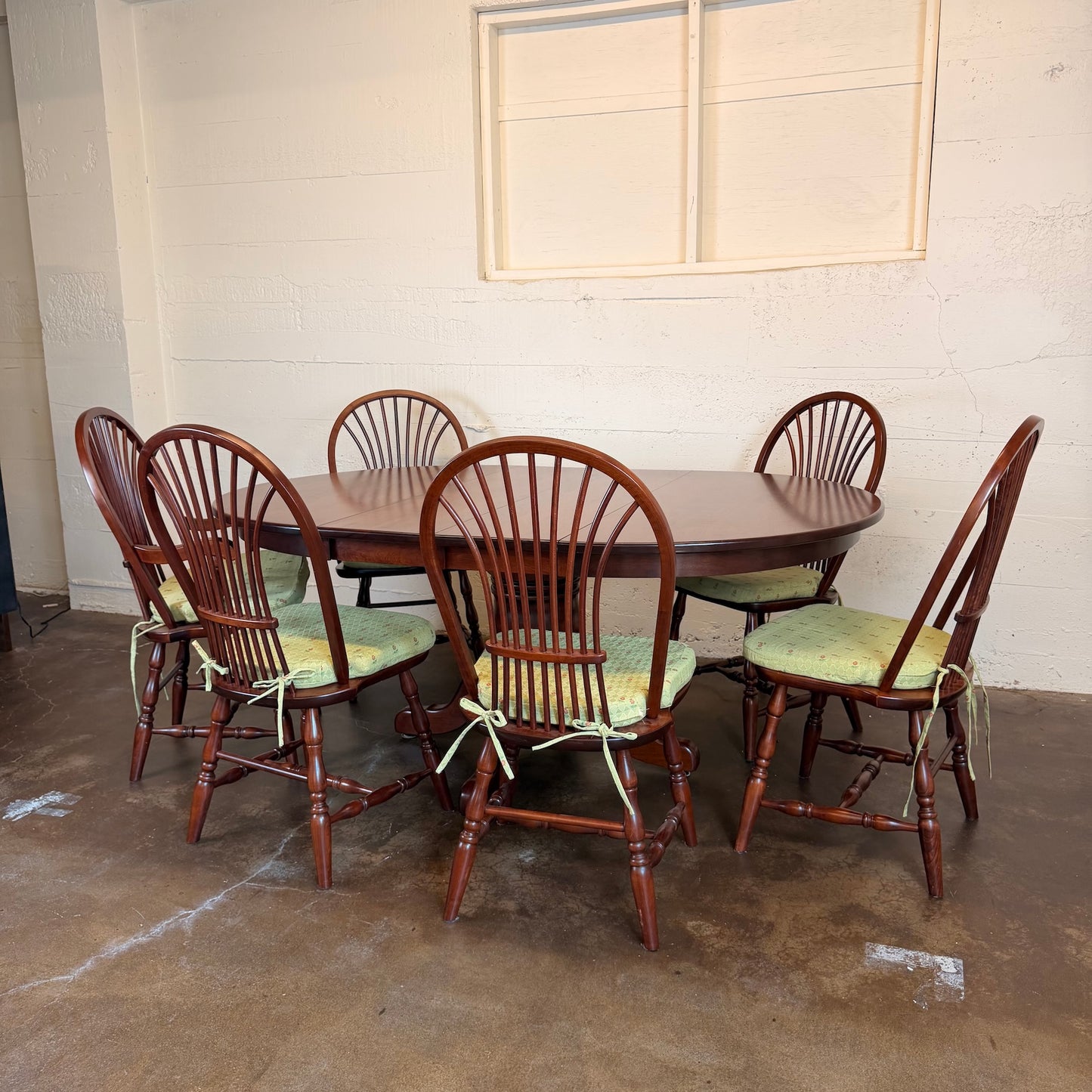 Maple Round Dining Table w/ Leaves and Set of 6 Chairs C DINING TABLES