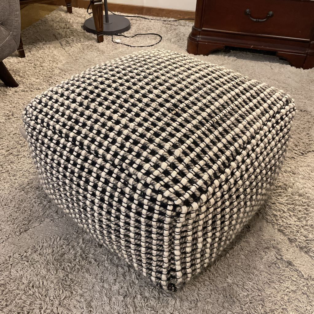 Black & White Stitch Square Pouf U OTTOMANS