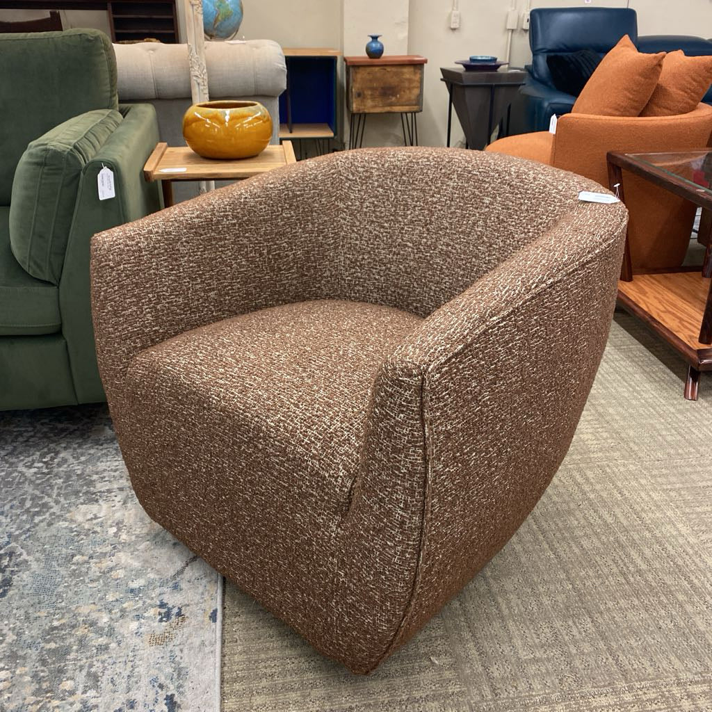 Clove Swivel Chair U ACCENT CHAIRS