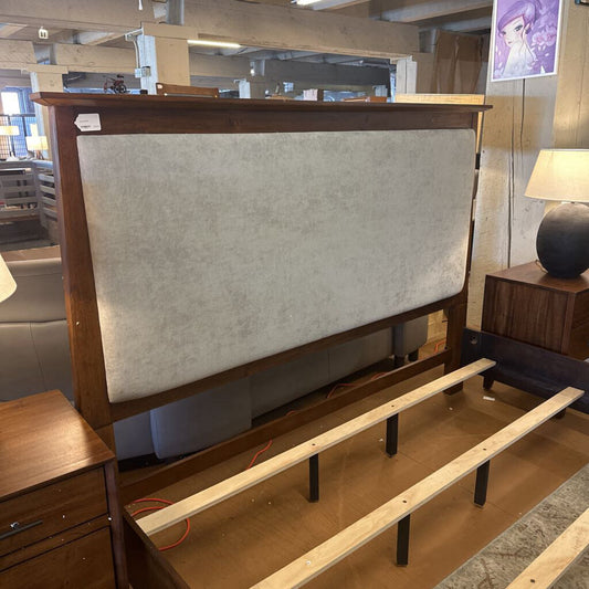 Hojen King Bed
