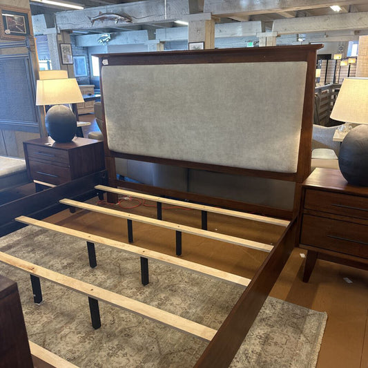 Hojen King Bed