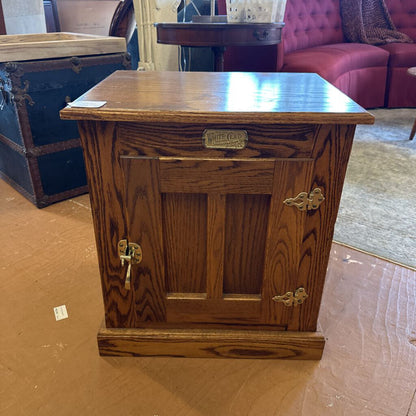 Wooden cabinet with a锁在室内环境中