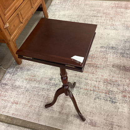 Tilt Top Queen Anne Style Bookstand