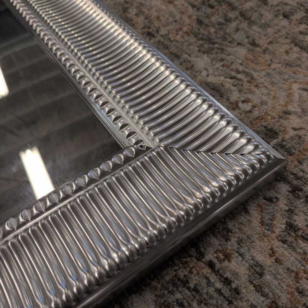 Metallic comb on a textured surface