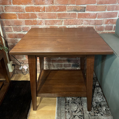 Burdell Dark Wood End Table – Modern Square Side Table with Shelf C SIDE TABLES