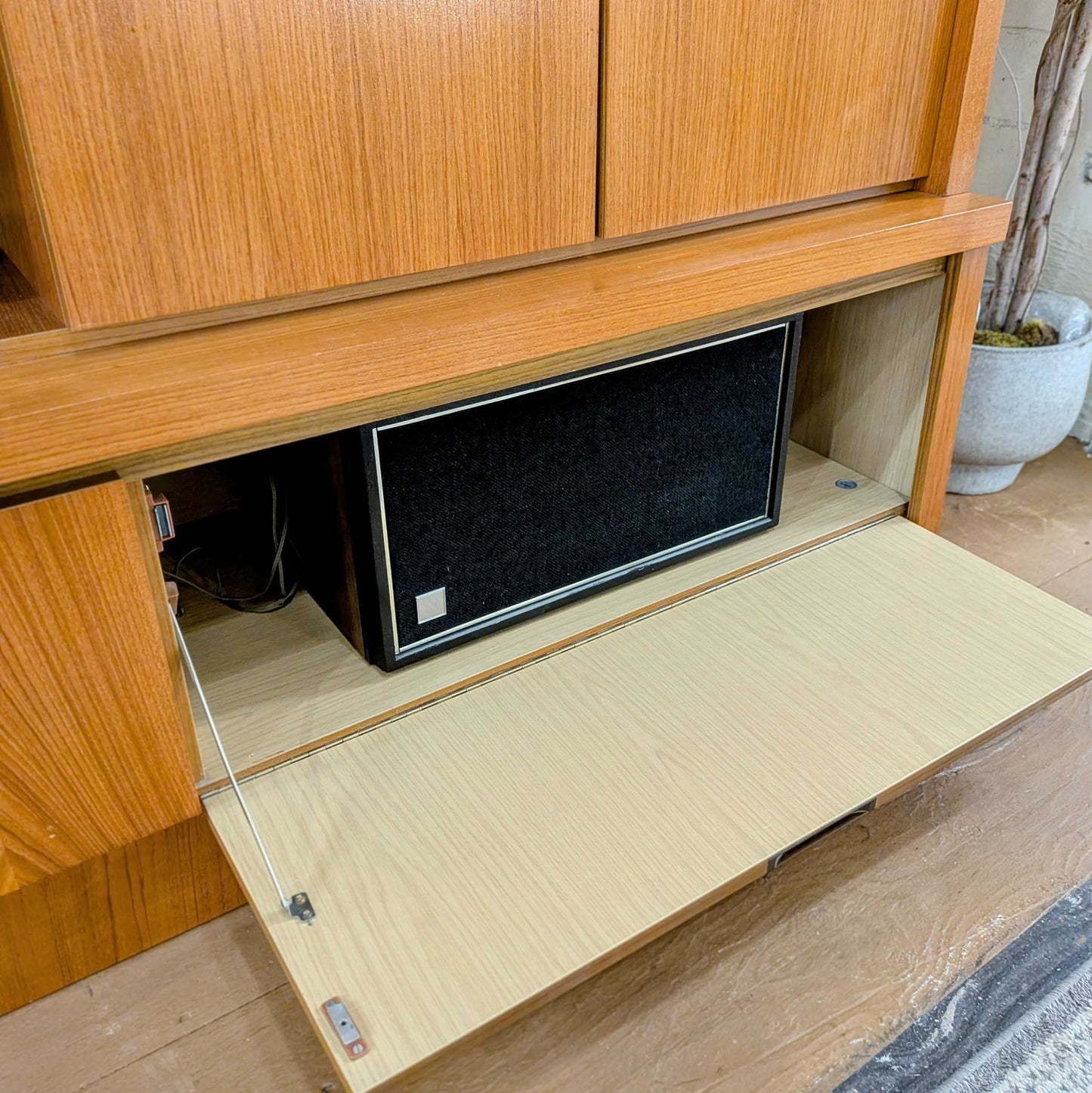 Large Media Unit W/ Speakers and Lights