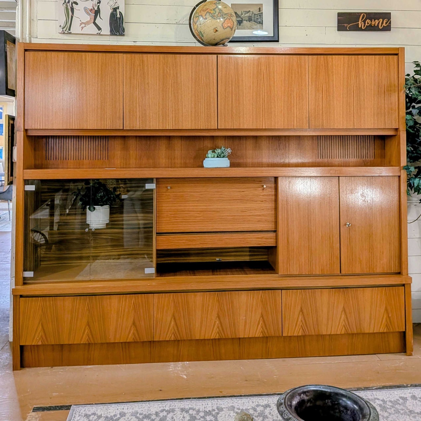 Large Media Unit W/ Speakers and Lights