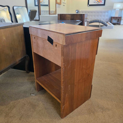 Square Pull MCM 1 Drawer Nightstand