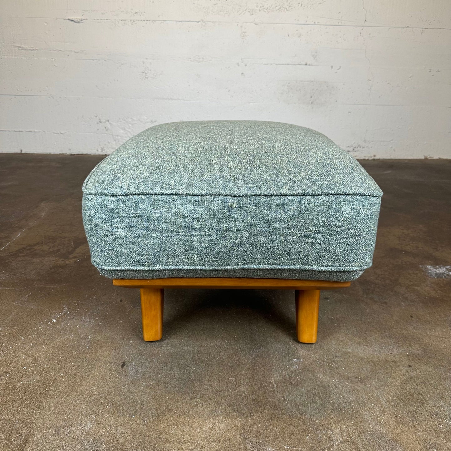 Odense Sage Ottoman