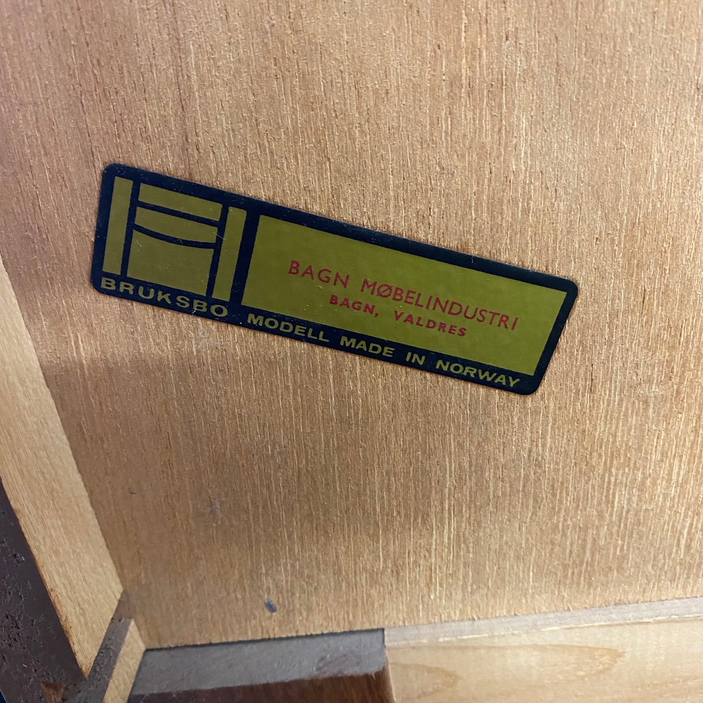 Wooden surface with a Bruksbo label on it