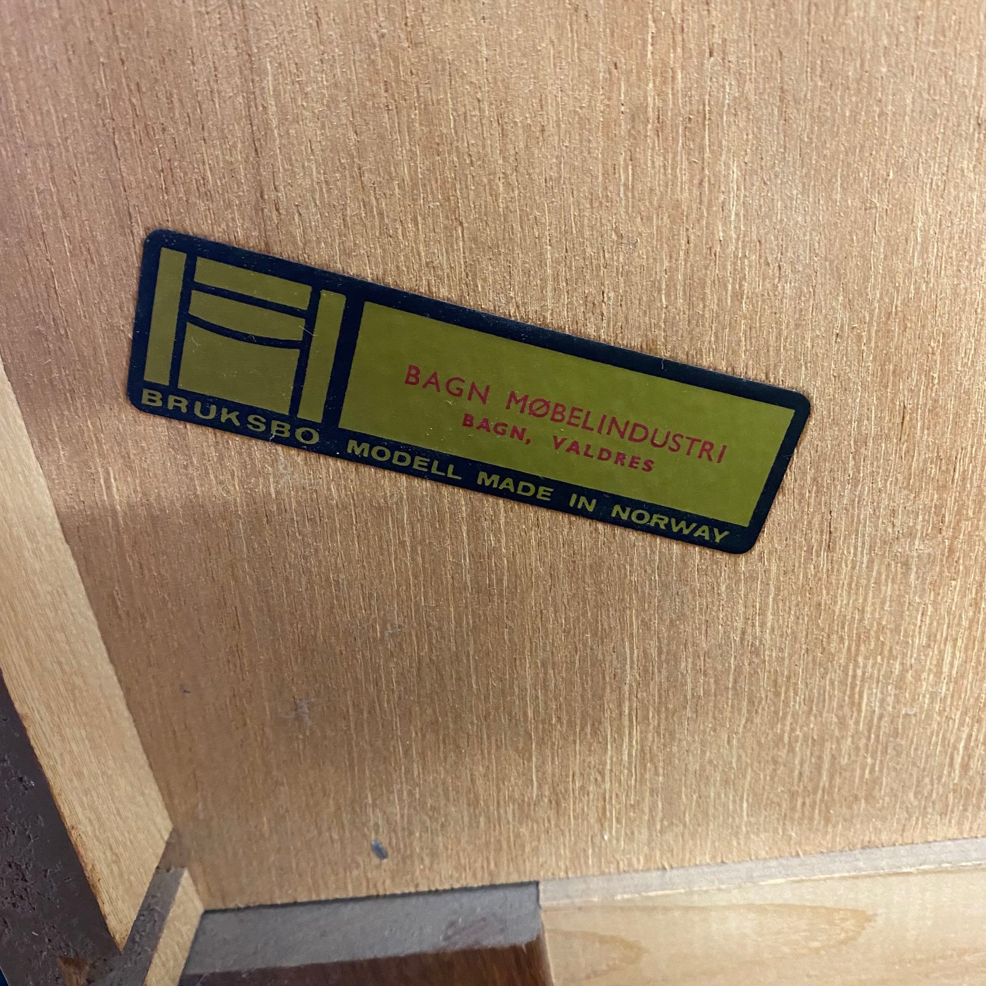 Wooden surface with a Bruksbo label on it