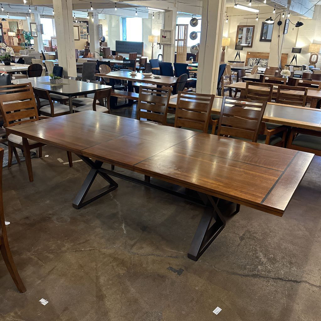 Thomasville Expanding Dining Table w/ 8 Matching Chairs C DINING TABLES