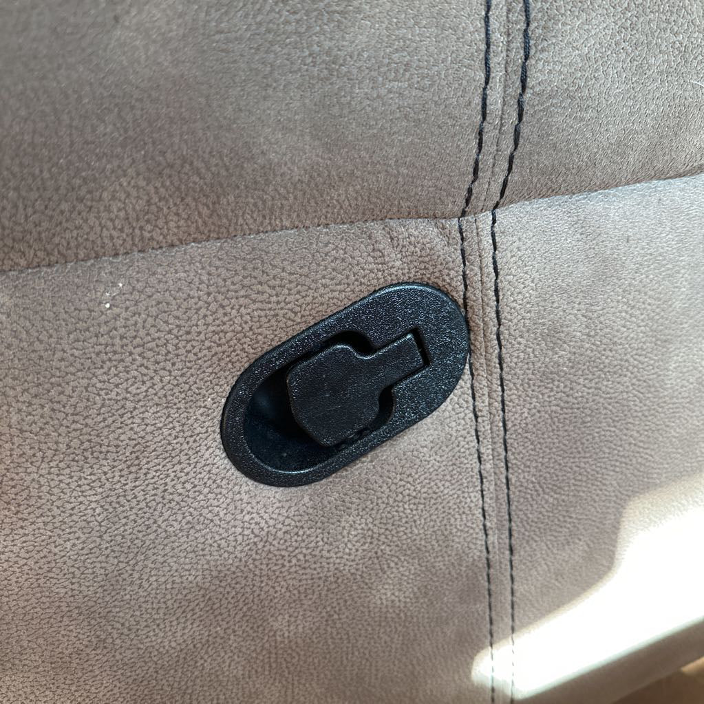 Manual 3 Seat Recliner w/ Center Console & Storage