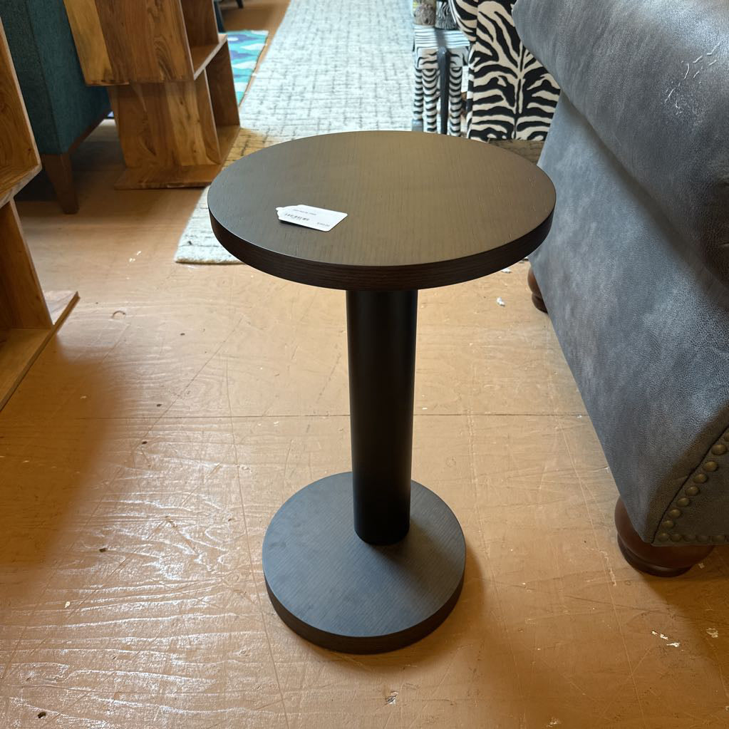 Cliff Pull Up Table C SIDE TABLES