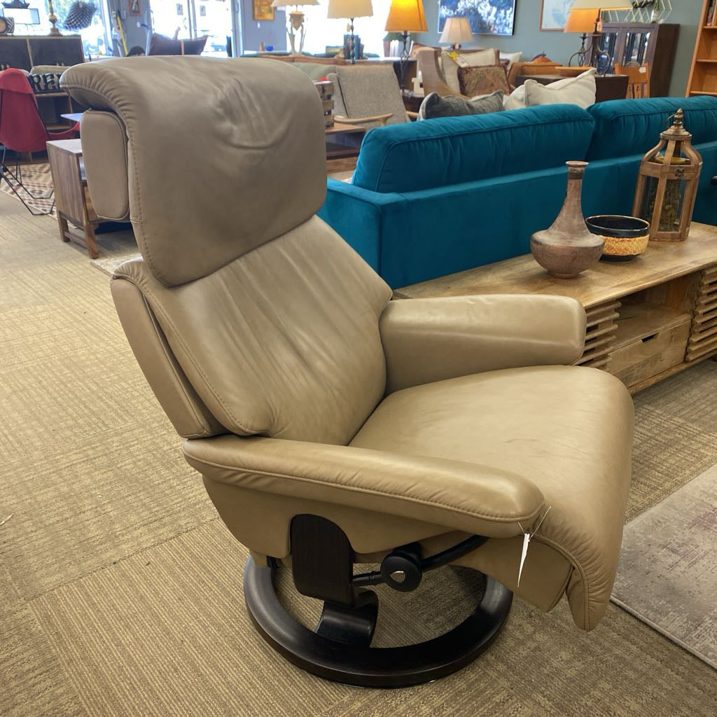 EKORNESS STRESSLESS Tan Leather Chair & Ottoman U ACCENT CHAIRS