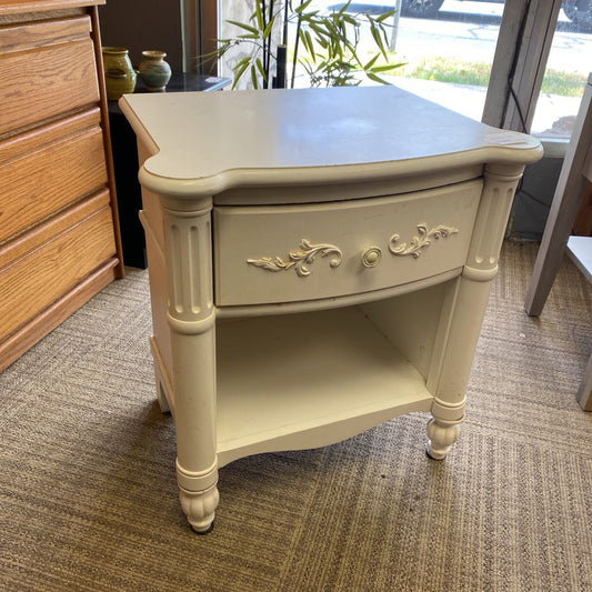 Classic White Fluted Column Nightstand C SIDE TABLES