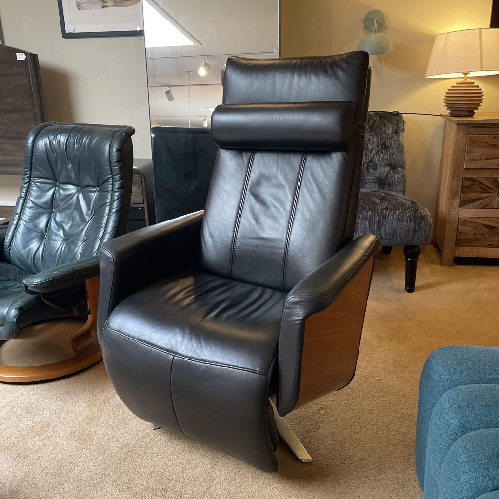 Svago Black Leather Power Reclining Chair U ACCENT CHAIRS