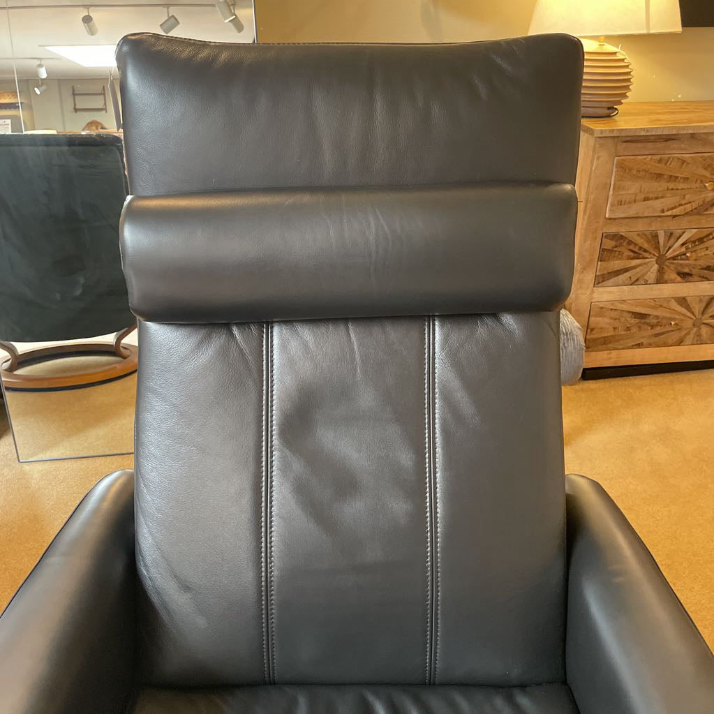 Svago Black Leather Power Reclining Chair U ACCENT CHAIRS