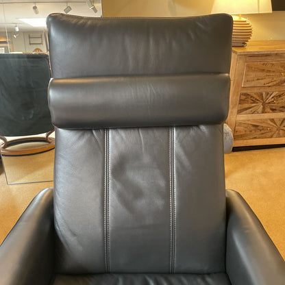 Svago Black Leather Power Reclining Chair U ACCENT CHAIRS