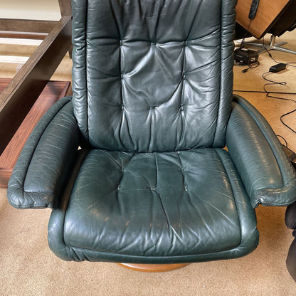 Evergreen Stressless Recliner Chair & Ottoman w/Tufting U ACCENT CHAIRS