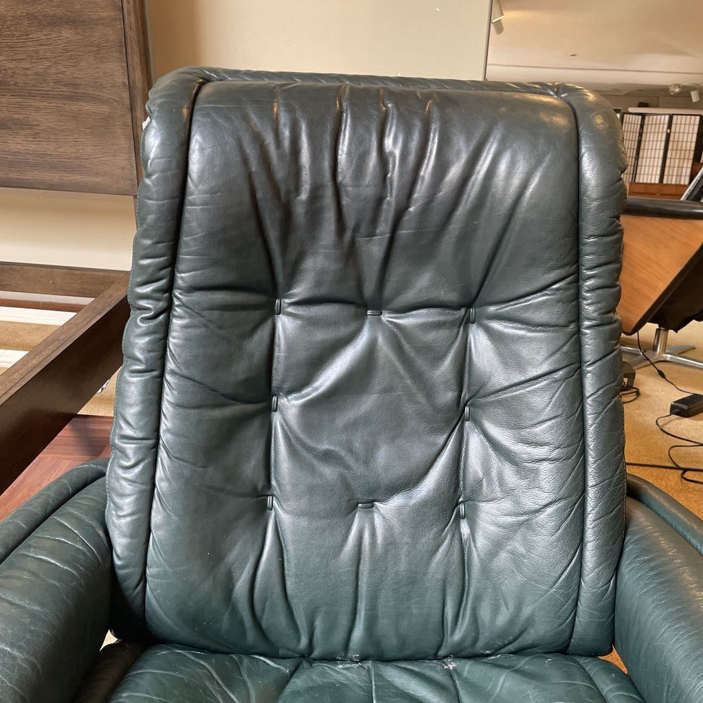 Evergreen Stressless Recliner Chair & Ottoman w/Tufting U ACCENT CHAIRS