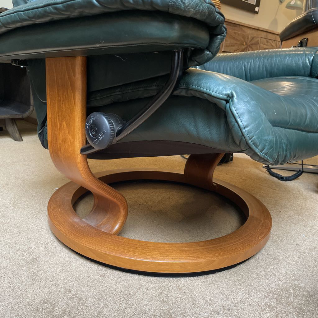 Evergreen Stressless Recliner Chair & Ottoman w/Tufting U ACCENT CHAIRS