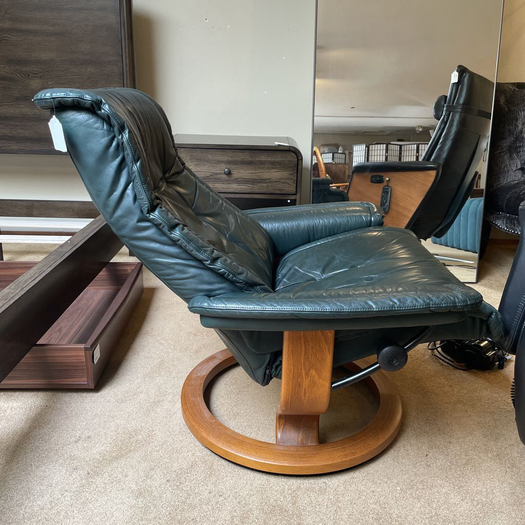 Evergreen Stressless Recliner Chair & Ottoman w/Tufting U ACCENT CHAIRS