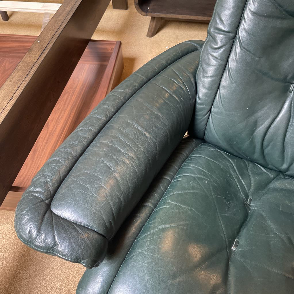 Evergreen Stressless Recliner Chair & Ottoman w/Tufting U ACCENT CHAIRS