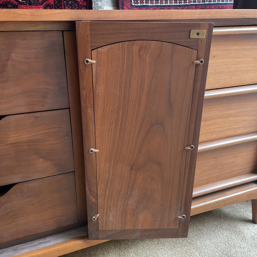 LANE Rythm Walnut 9 Drawer Dresser C LOWBOYS