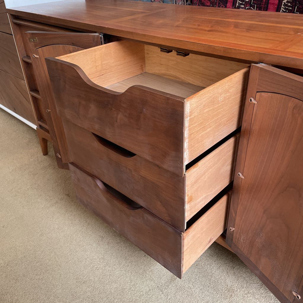LANE Rythm Walnut 9 Drawer Dresser C LOWBOYS