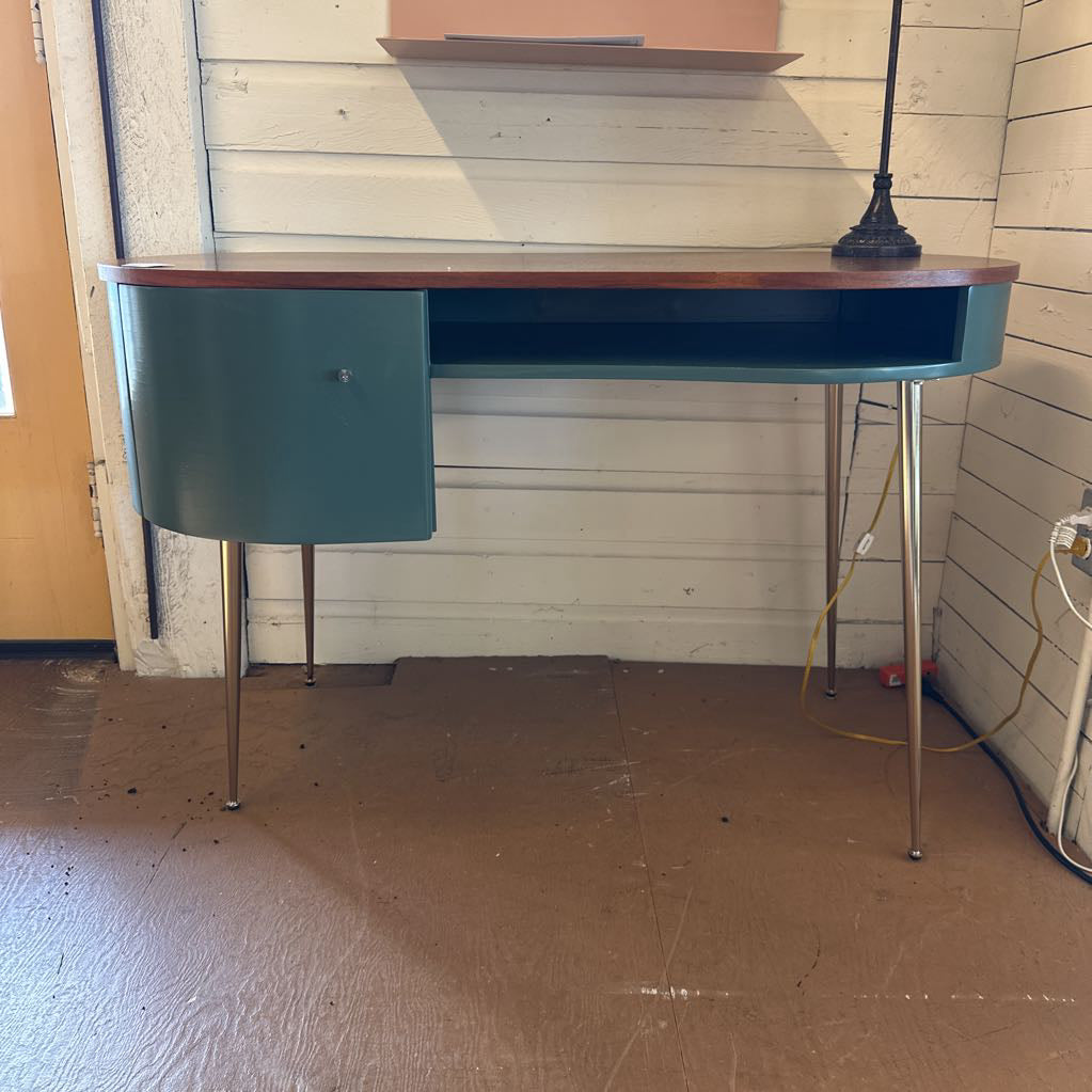 Kidney Bean Shaped 1 Door Desk C DESKS