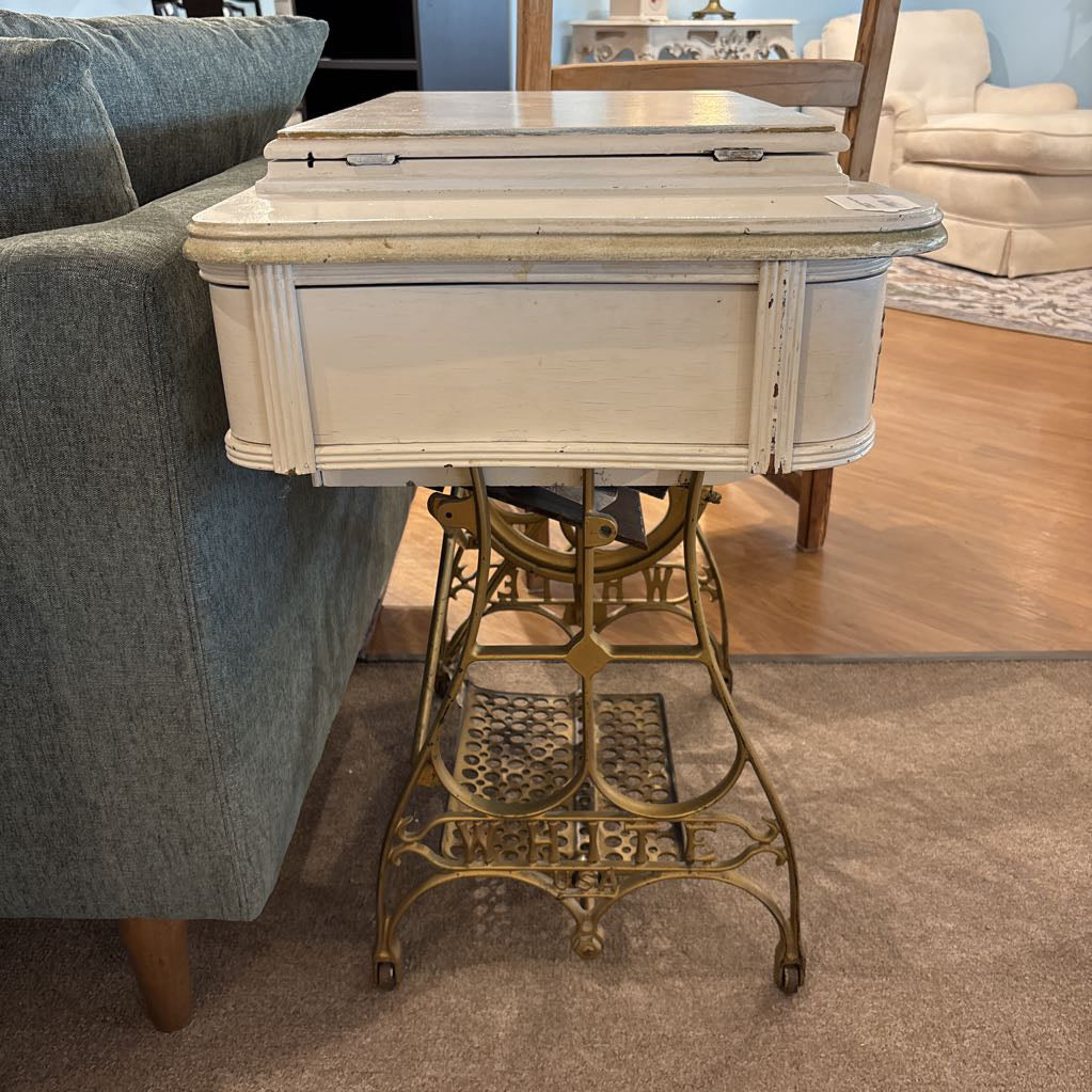Vintage White Sewing Machine (WORKS) UNIQUE FINDS