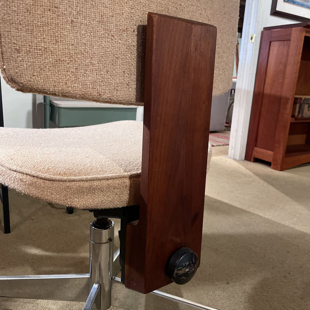 MC Beige Cloth/Walnut Back Upholstered Rolling Office Chair
