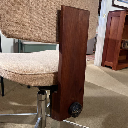 MC Beige Cloth/Walnut Back Upholstered Rolling Office Chair