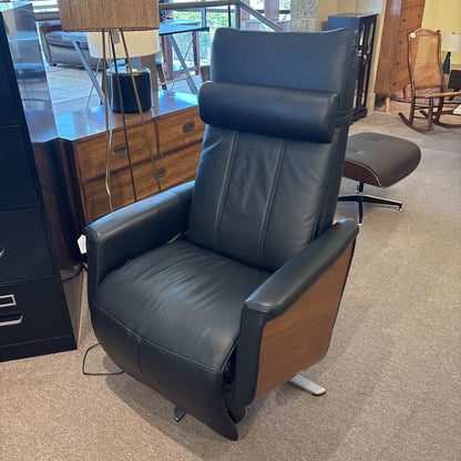 Svago Swivel Zero Gravity Recliner in Black Leather