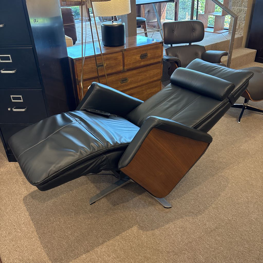 Svago Swivel Zero Gravity Recliner in Black Leather