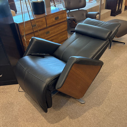 Svago Swivel Zero Gravity Recliner in Black Leather