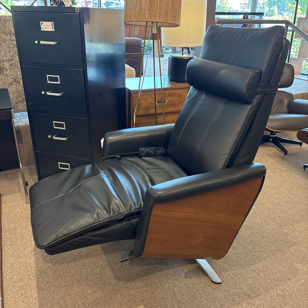 Svago Swivel Zero Gravity Recliner in Black Leather