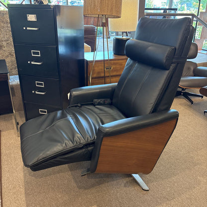 Svago Swivel Zero Gravity Recliner in Black Leather