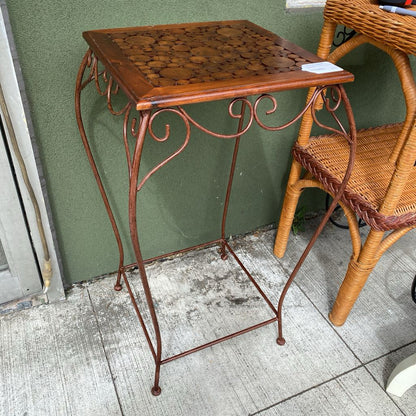 Scrolly Metal Crosscut Top Plant Stand