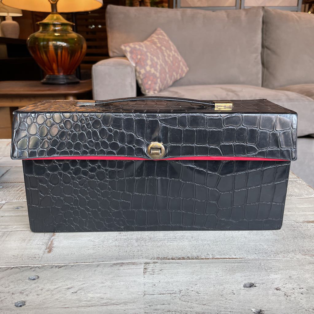 Vint. Faux Alligator Pattern Vinyl Case w/ 10 8track Tapes
