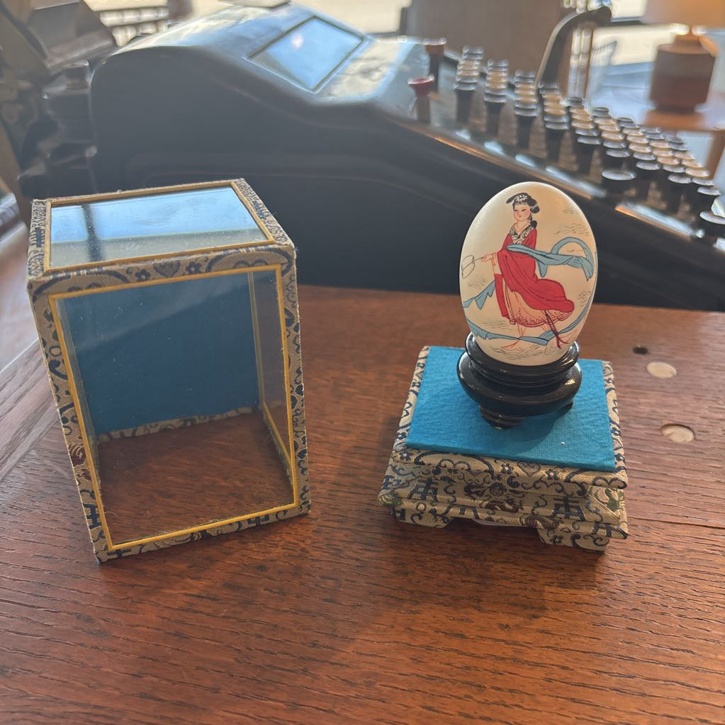 Hand Painted Egg w/Display Case SMALLS